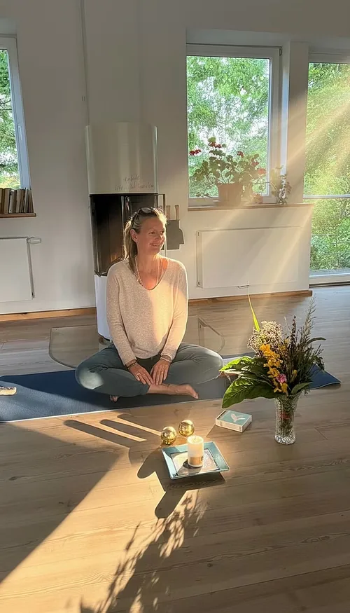 Inas Praxisraum mit Karten und Klangschalen
